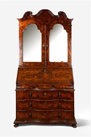 Mobile a due corpi lastronato in noce e radica di noce. Veneto, secolo XVIII