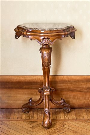 Gueridon in noce intagliato con piano in onice incassato. Venezia, metà XVIII secolo