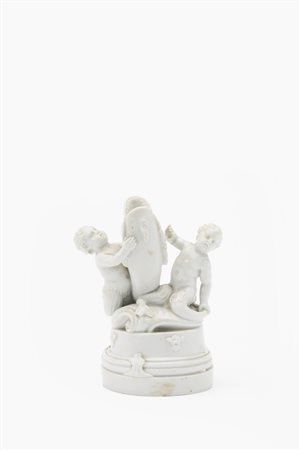 Gruppo in porcellana bianca raffigurante due putti tritoni che giocano con un delfino. Nove di Bassano, secolo XVIII.