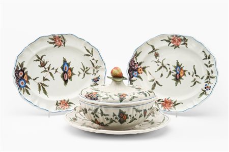 Lotto composto da una zuppiera biansata con coperchio e présentoir e due vassoi ovali in maiolica policroma. Manifattura Antonibon, Nove di Bassano, secolo XVIII