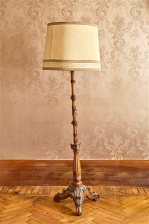 Lampada da terra in noce intagliato. Veneto, secolo XVIII.