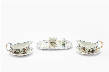 Lotto composto da due salsiere con piatto e un calamaio in maiolica. Nove di Bassano, secolo XVIII