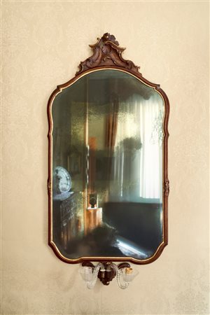 Coppia di eleganti ventole in noce con profili mossi e dorati. Venezia, fine secolo XVIII