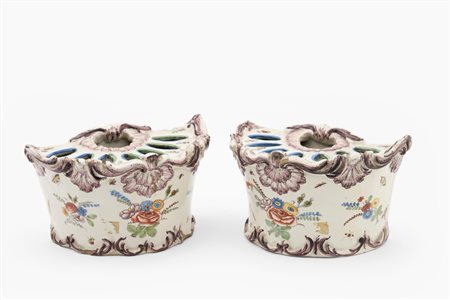 Coppia di fioriere in maiolica policroma. Manifattura di Milano (Fabbrica di Pasquale Rubati) o Lodi, seconda metà del XVIII secolo