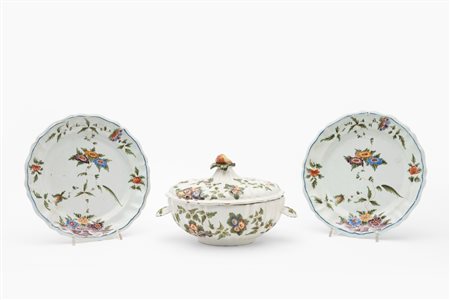 Lotto composto da due piatti e una zuppiera con coperchio in maiolica policroma. Manifattura Antonibon, Nove di Bassano, secolo XVIII