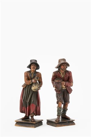 Due statuette di mendicanti in legno intagliato e laccato. Venezia, secolo XVIII