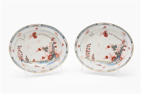 Coppia di piatti ovali in porcellana decorati all'orientale a motivi floreali e lumeggiati in oro. Manifattura di Cozzi, Venezia, seconda metà secolo XVIII.