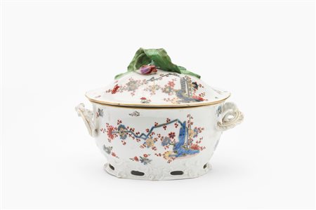 Zuppiera biansata con coperchio in porcellana decorata a cineserie. Manifattura di Cozzi, Venezia, seconda metà secolo XVIII