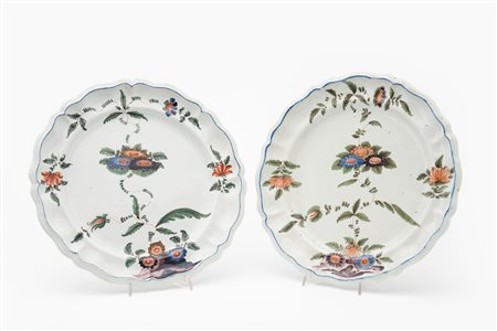 Coppia di grandi piatti in maiolica policroma. Manifattura Antonibon, Nove di Bassano, secolo XVIII