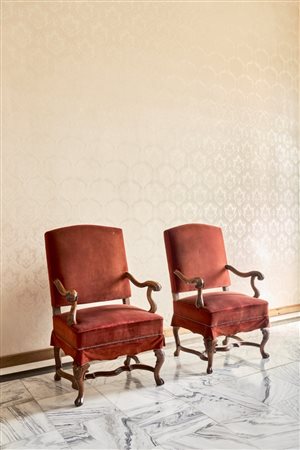 Coppia di poltrone in noce. Veneto, secolo XVIII