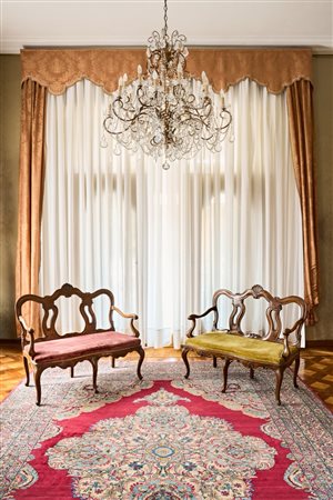 Coppia di divanetti a due posti in noce intagliato. Venezia, secolo XVIII