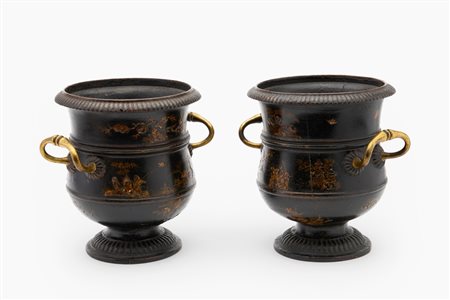 Coppia di vasi biansati in legno laccato scuro con decori a chinoiserie in oro. Venezia, secolo XVIII