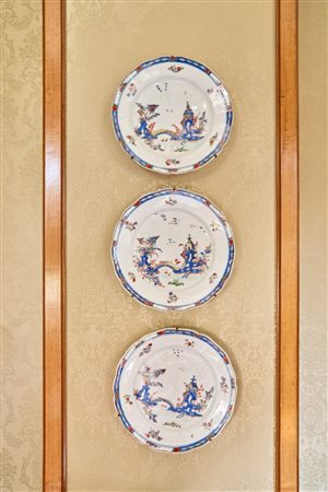 Sei piatti in porcellana a bordo polilobato e dorato con decoro a “ponticello”. Manifattura di Cozzi, Venezia, secolo XVIII