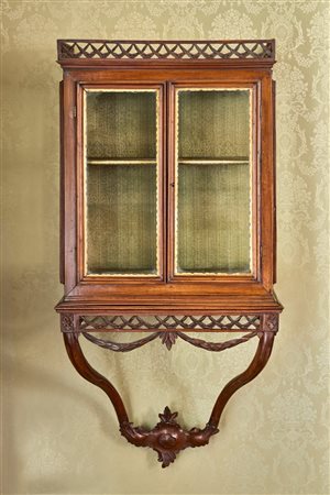 Étagère pensile in noce e vetro. Veneto, secolo XVIII
