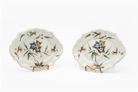 Coppia di vassoietti polilobati in maiolica policroma con decoro “a blanser”. Veneto, secolo XVIII