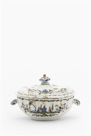 Zuppiera biansata con coperchio. Manifattura Antonibon, Nove di Bassano, secolo XVIII