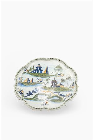 Alzata polilobata in maiolica policroma con decoro “al ponticello”. Manifattura Antonibon, Nove di Bassano, secolo XVIII