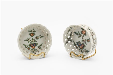 Coppia di cestini traforati in maiolica policroma con decoro “al blanser”. Manifattura Antonibon, Nove di Bassano, secolo XVIII