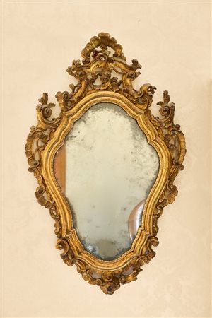 Coppia di specchiere di forma mossa con cornice decorata a fregi di volute fogliate. Veneto, secolo XVIII