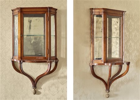 Coppia di vetrine pensili in noce e vetro