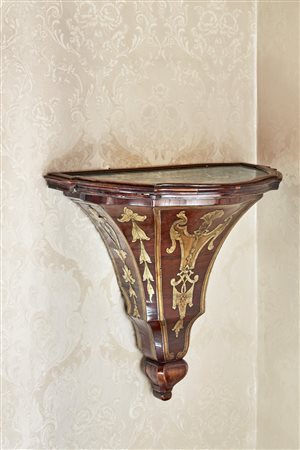 Coppia di eleganti mensole pensili di forma mossa e sfaccettata con inserti in metallo e piano in marmo incassato. Veneto, secolo XVIII 