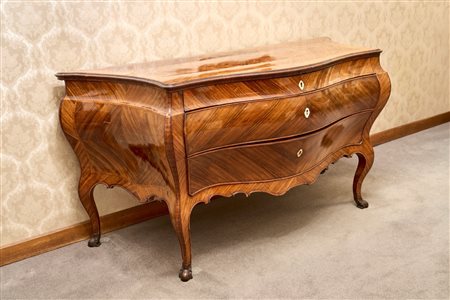 Cassettone lastronato e filettato di forma mossa e bombata. Venezia, 1770 circa 