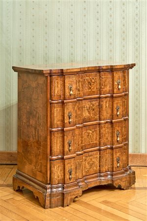 Elegante comoncino lastronato in noce, radica di noce e filettato. Venezia, secolo XVIII