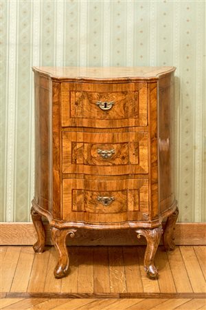 Coppia di comodini di forma mossa lastronati in noce, radica di noce e filettati. Veneto, secolo XVIII