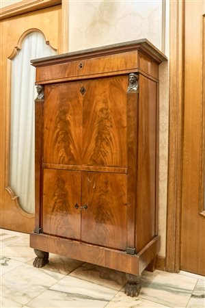 Secretaire lastronato in piuma di mogano con piano in marmo. Secolo XIX