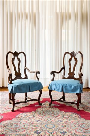 Coppia di poltrone in noce intagliato. Veneto, secolo XVIII.