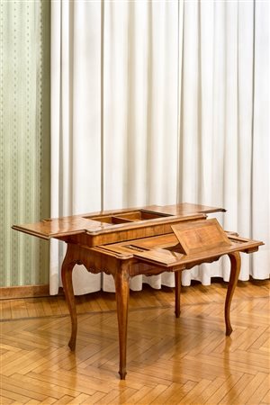 Tavolo da gioco lastronato e intarsiato con piano a scacchiera. Veneto, secolo XVIII
