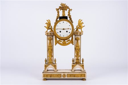 Pendola a portico in marmo e bronzo dorato. Francia, fine secolo XVIII/XIX.