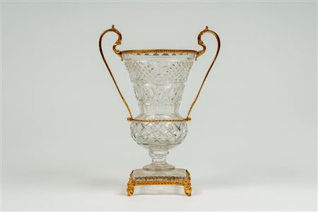 Vaso biansato in cristallo molato montato in bronzo dorato su base quadrata poggiante su quattro piedini a volute. Fine secolo XIX-inizio XX