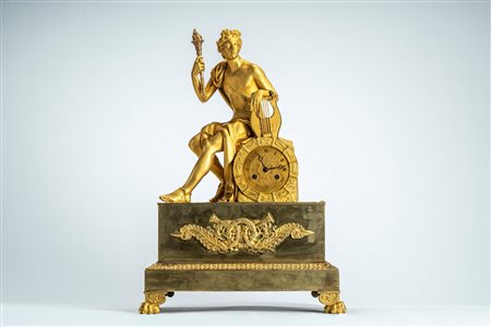 Pendola da tavolo in bronzo dorato raffigurante Apollo. Francia, circa 1830