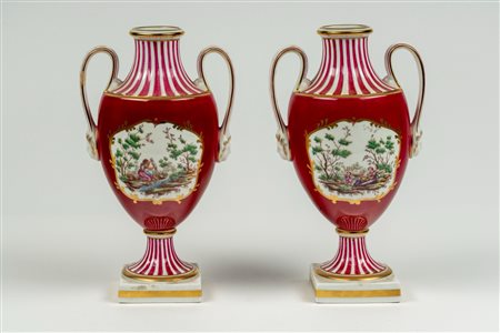 Coppia di vasi ad anfora biasati in porcellana policroma. Manifattura Richard Ginori, inizio secolo XX