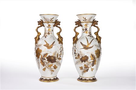 Raffinata coppia di vasi ad anfora in porcellana bianca e oro decorata a chinoiserie. Manifattura Ginori a Doccia, ultimo quarto del secolo XIX 