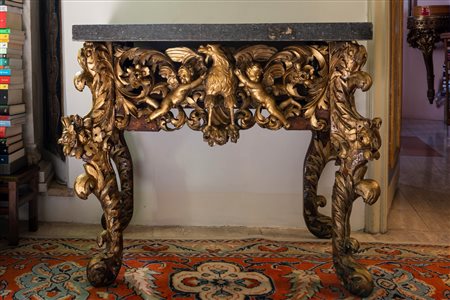 Console di forma mossa in legno riccamente intagliato e dorato con piano in marmo. Sicilia, secolo XVIII