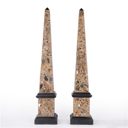 Coppia di obelischi in breccia e marmo nero. Secolo XIX-XX