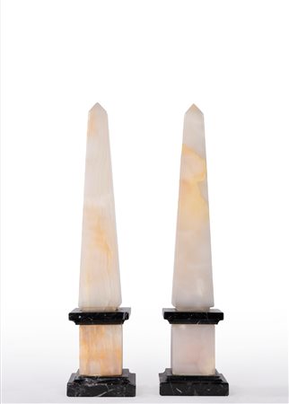 Coppia di obelischi in alabastro e marmo nero. Secolo XIX-XX