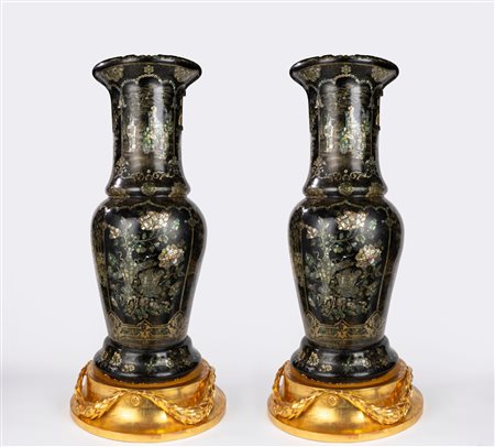 Coppia di grandi vasi cinesi a tromba in porcellana nera con intarsi in madreperla e metallo dorato. Fine secolo XIX