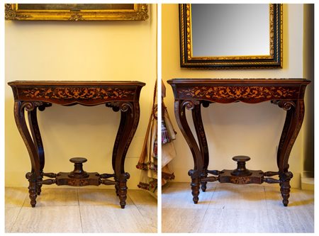 Coppia di consoles Carlo X lastronate in mogano e intarsiate a motivo floreale con piano in marmo portoro incassato. Francia, secolo XIX 