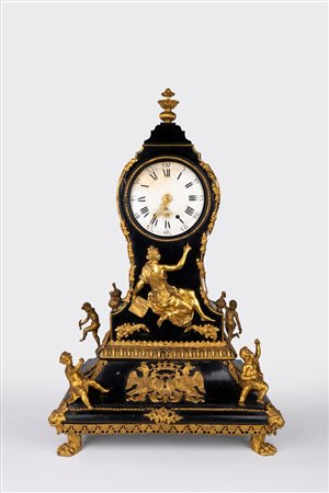 Imponente pendola in ebano e bronzo dorato. Francia, fine secolo XIX