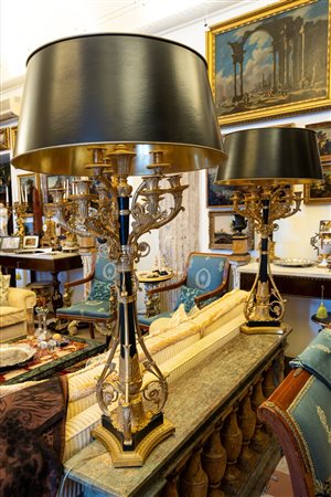 Coppia di lampade bouillotte a candelabri in bronzo brunito e dorato. Francia, circa 1900