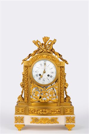 Pendola da appoggio in marmo bianco e bronzo dorato. Francia, fine secolo XIX 