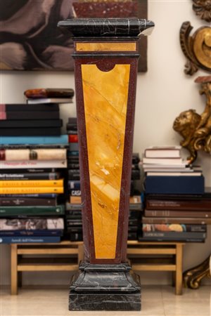 Grandi basi a obelisco rovesciato in marmi vari. Secolo XIX