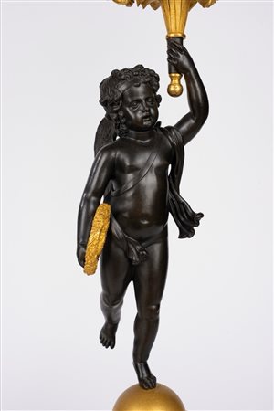 Coppia di candelabri in bronzo brunito e dorato con sostegno a putto. Francia, secolo XIX