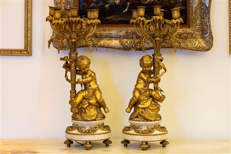 Coppia di candelabri a sei luci in bronzo e marmo bianco con sostegno a putti. Francia, fine secolo XIX