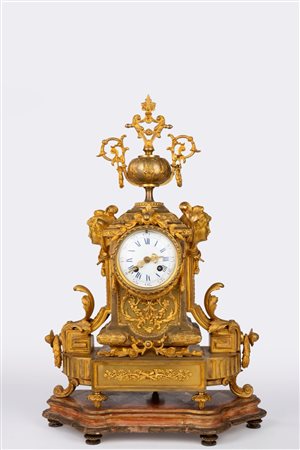 Pendola in bronzo dorato sormontata da vaso. Francia, fine secolo XIX 