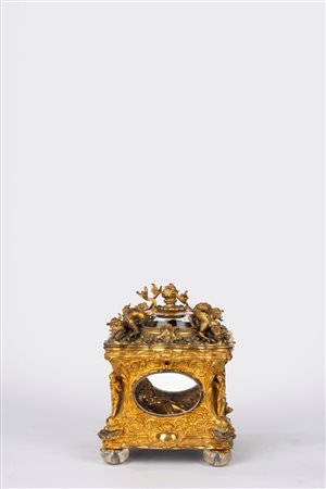 Raffinato scrigno in bronzo e vetro con piedini in cristallo di rocca. Francia, secolo XVIII
