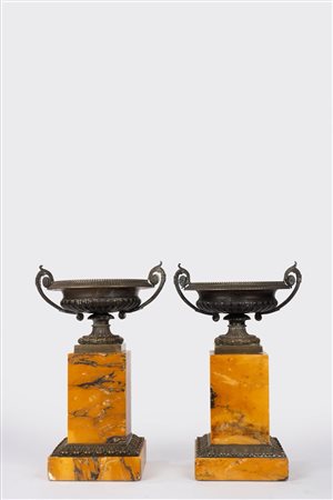 Coppia di alzate in bronzo su basi in marmo giallo di Siena. Secolo XIX 